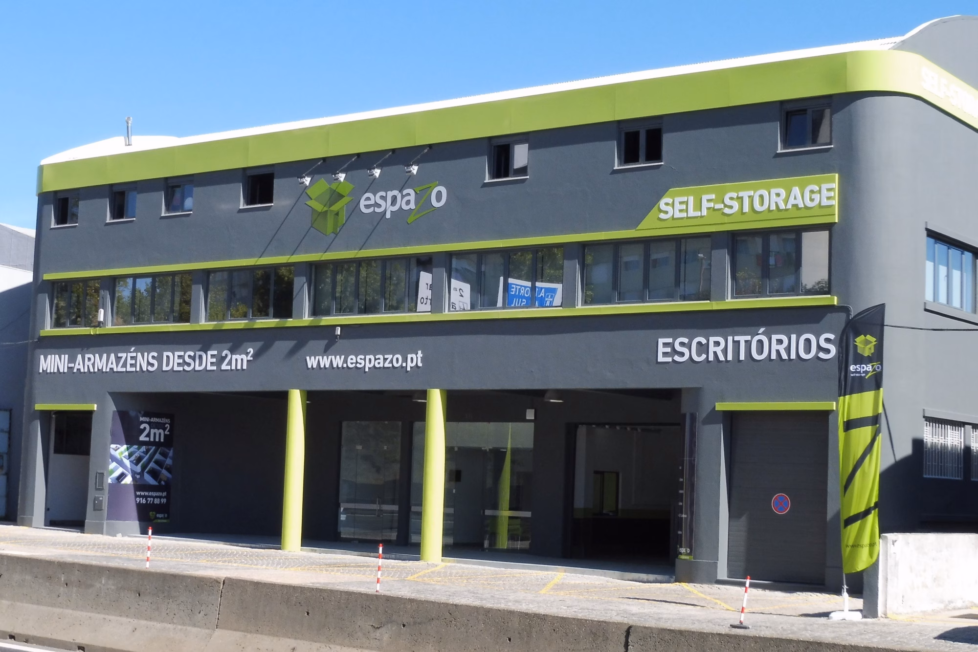 Fachada do edifício Espazo no Parque das Nações, com a sinalética de Self-Storage e de Escritórios